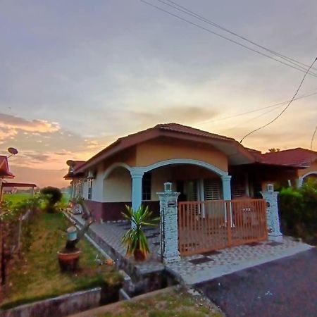 Ebnur Homestay Arau Exterior foto