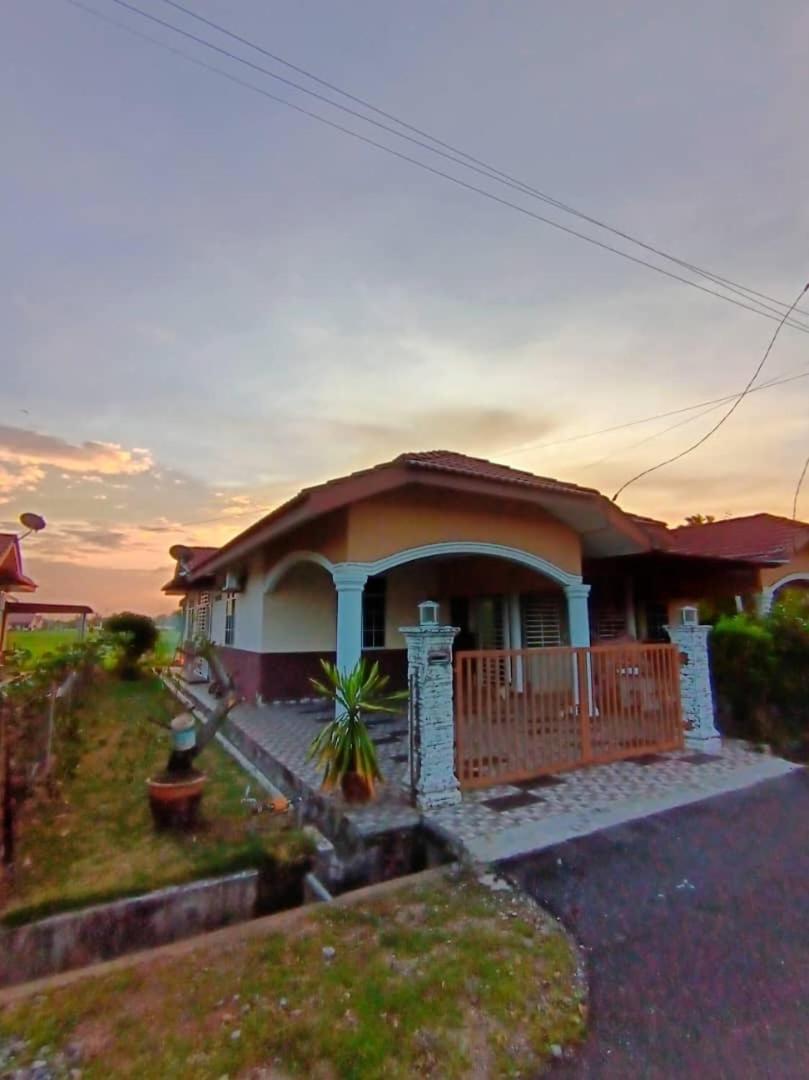 Ebnur Homestay Arau Exterior foto
